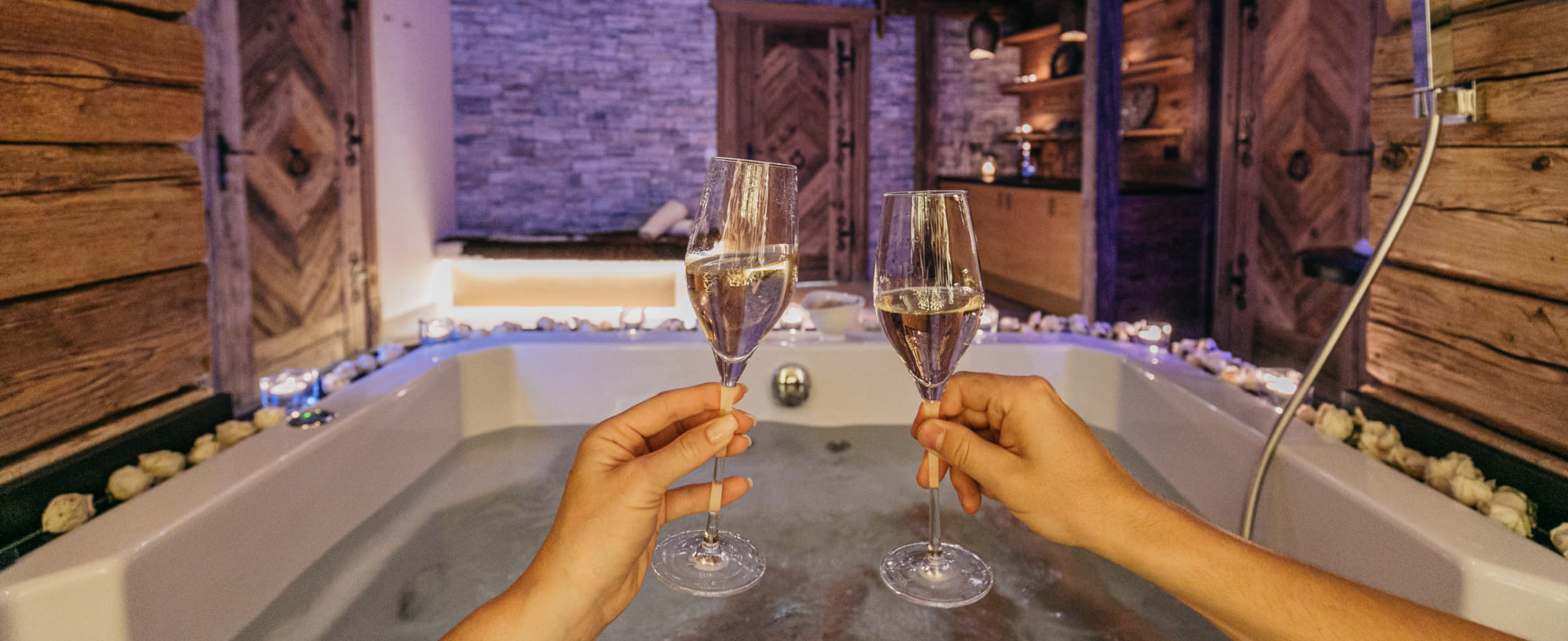 Mit einem Sektglas das Paarwellness genießen im Hotel Alpine Palace
