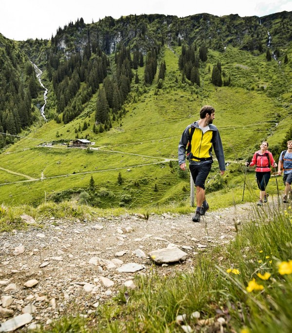 Hiking with friends © saalbach.com, Mirja Geh