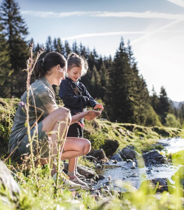 Mother-child hike on summer vacation in Saalbach © saalbach.com, Mia Knoll
