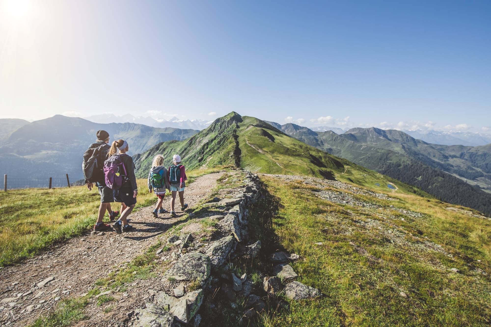 Family with children hiking in Saalbach Hinterglemm © saalbach.com, Mia Knoll