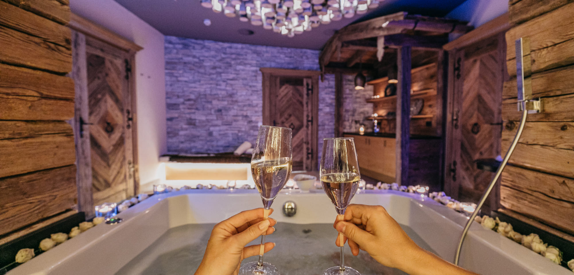 Sektgenuss im Whirlpool