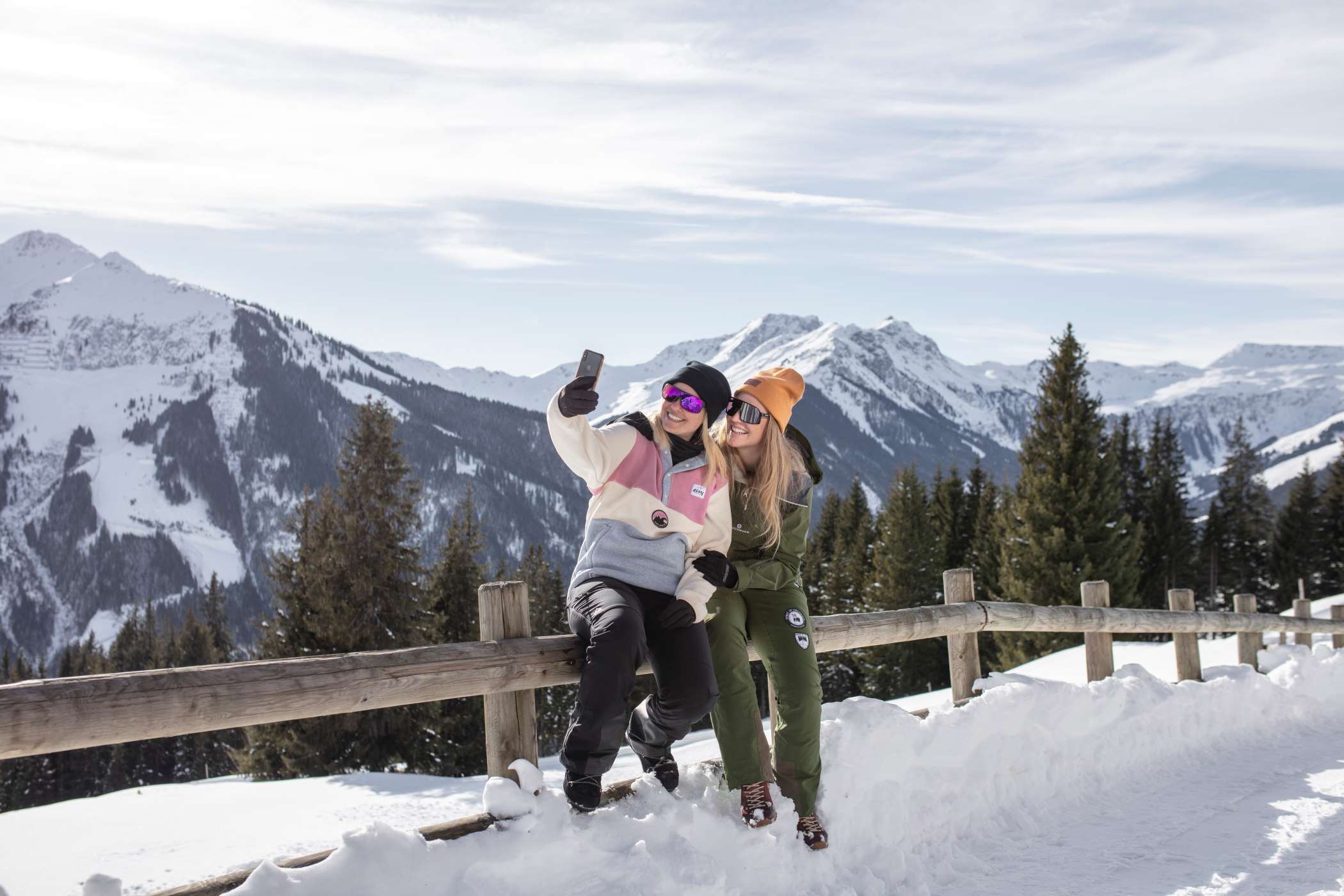 Ski vacation selfie © saalbach.com, Matthias Kendler-makeArt