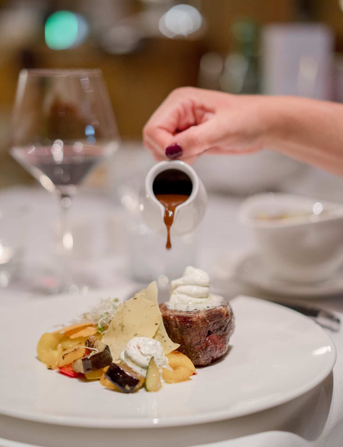 Sauce über das Essen gießen