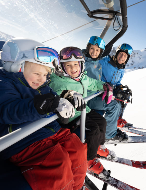 Family in winter © saalbach.com