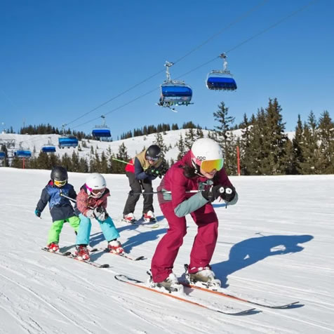 Kids skiing © TVB Saalbach-Hinterglemm
