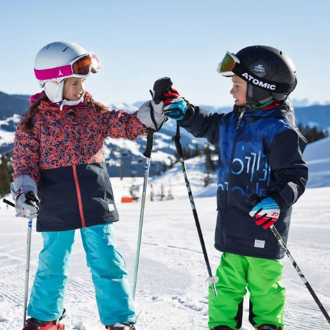Skiing with children © TVB Saalbach-Hinterglemm