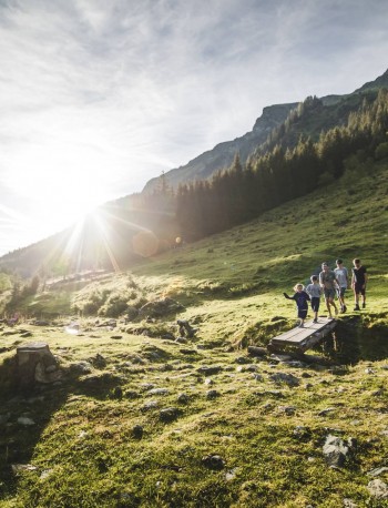 Family hike © saalbach.com, Mia Knoll