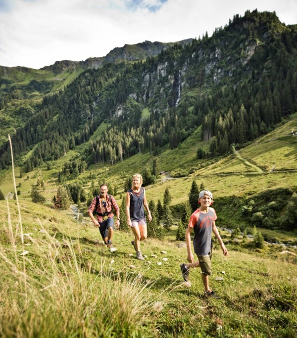 Family hiking vacation © saalbach.com, Mirja Geh
