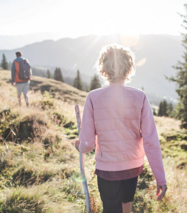 Pärchen beim Wandern in Saalbach Hinterglemm © saalbach.com, Mia Knoll